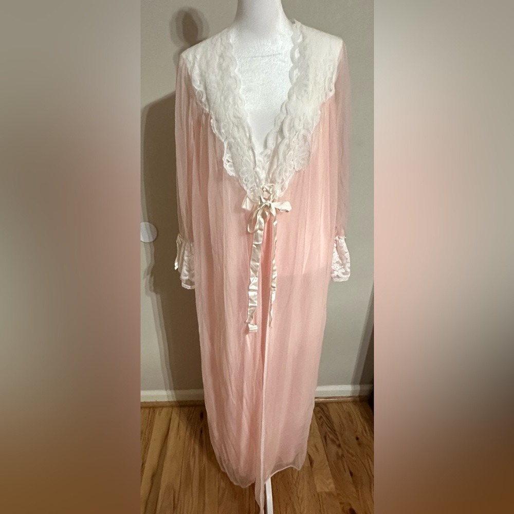 Ladies Pink Peignoir Set. Think lounging in the evening in an elegant boudoir :)